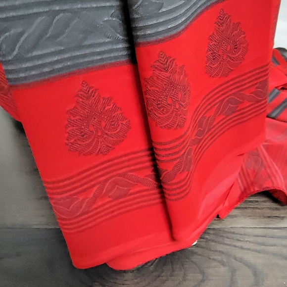 Gray/grey, red, black polyester saree/sari with paisley print - Picture 16 of 17